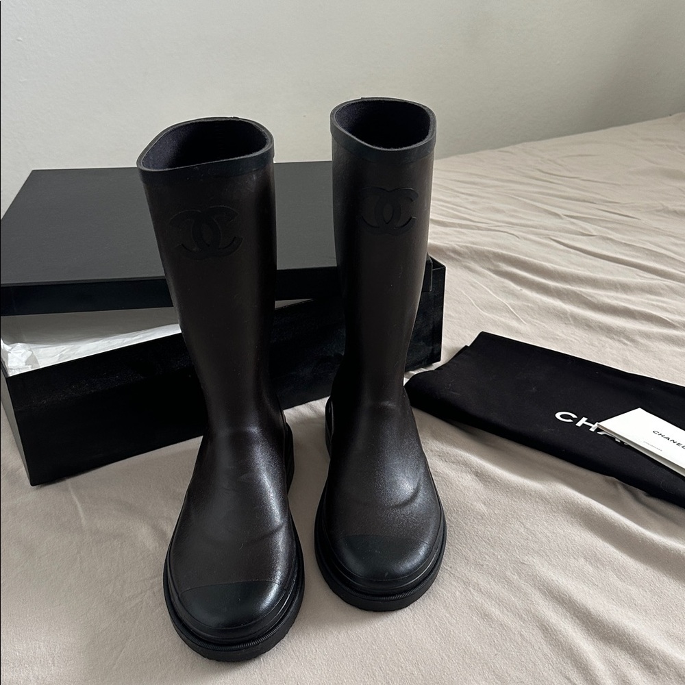 Chanel Dark Brown with Black CC Logo Pull On Rubber Rain Boots - size 39